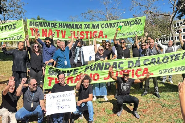 Imagem colorida de servidores da TV Justiça em greve