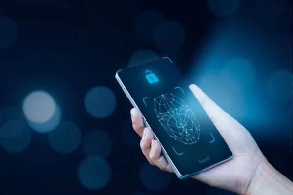 Imagem colorida mostra aparelho celular brilhando com a palavra face id na tela, para biometria facial - Metrópoles