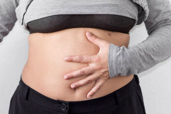 Hábito comum atrapalha a digestão e favorece o inchaço abdominal