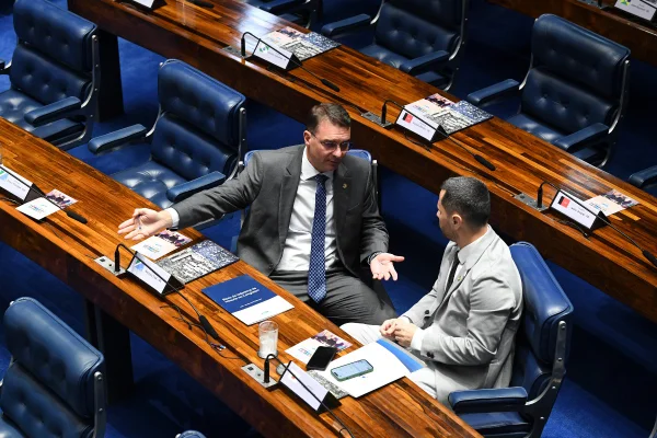 Flávio Bolsonaro e Cleitinho Azevedo conversando