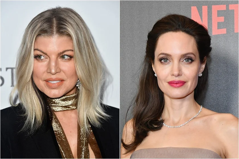 A cantora Fergie tem 42 anos, assim como a atriz Angelina Jolie A cantora Fergie tem 42 anos, assim como a atriz Angelina Jolie