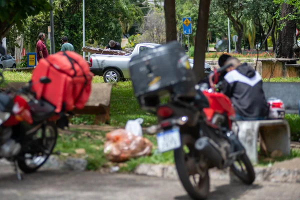 Bancos quebrados no ponto de táxi