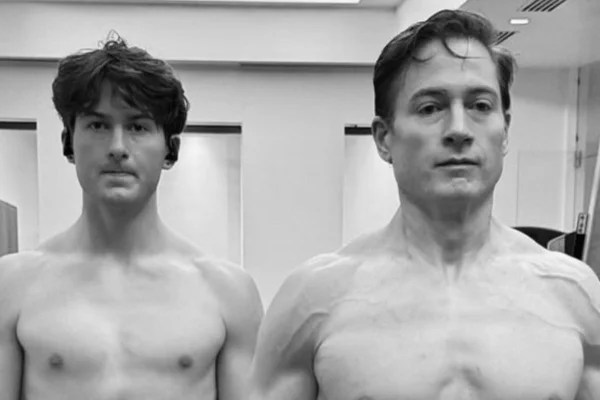 Foto colorida de dois homens - Metrópoles