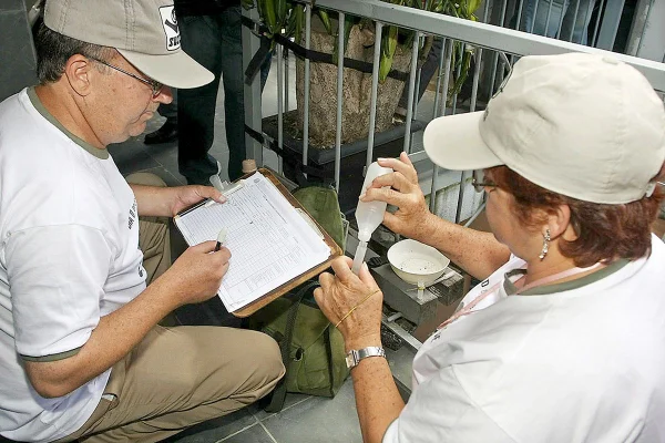 Pesquisadores da antiga Superintendência de Controle de Endemias (Sucen), do Governo de SP