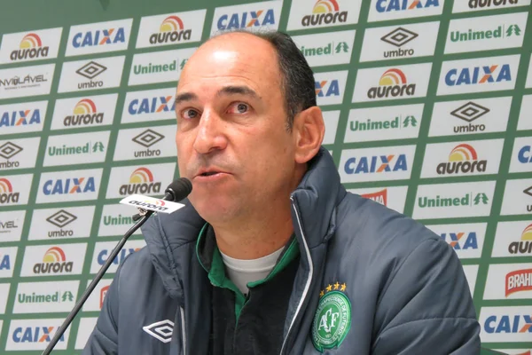 No Japão, técnico do Chape quer que jogadores representem colegas