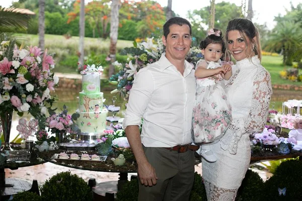 Família comemora 1º ano de Júlia Pádua Villela com festa e batizado
