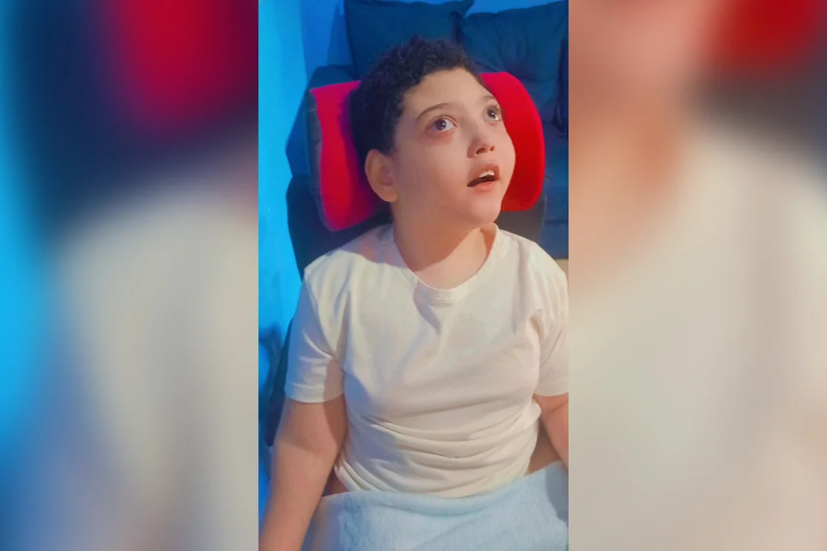 Arthur tem paralisia cerebral e usava uma cadeira de rodas no dia do acidente, que acabou sendo danificada com o impacto Arthur tem paralisia cerebral e usava uma cadeira de rodas no dia do acidente, que acabou sendo danificada com o impacto
