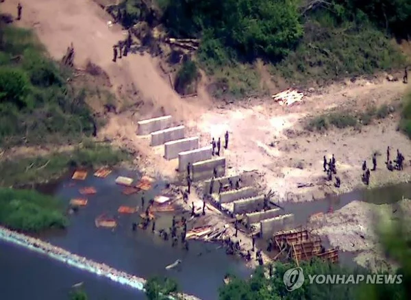 Imagem colorida mostra construção na fronteira entre Coreia do Norte e Coreia do Sul - Metrópoles