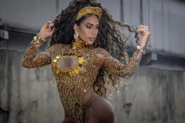 Esposa de Alexandre Frota, Fabi celebra 22 anos de Carnaval - Metrópoles