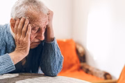 Na fase inicial, uma pessoa com Alzheimer tende a ter alteração na memória e passa a esquecer de coisas simples, tais como: onde guardou as chaves, o que comeu no café da manhã, o nome de alguém ou até a estação do ano