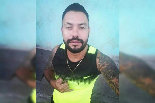 Homem de barba e camisa regata amarela com preto