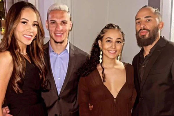 Após traição e gravidez de amante, Antony posa com ex-mulher em evento
