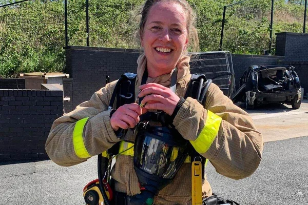 Beccy Barr é clicada atuando no Corpo de Bombeiros - Metrópoles