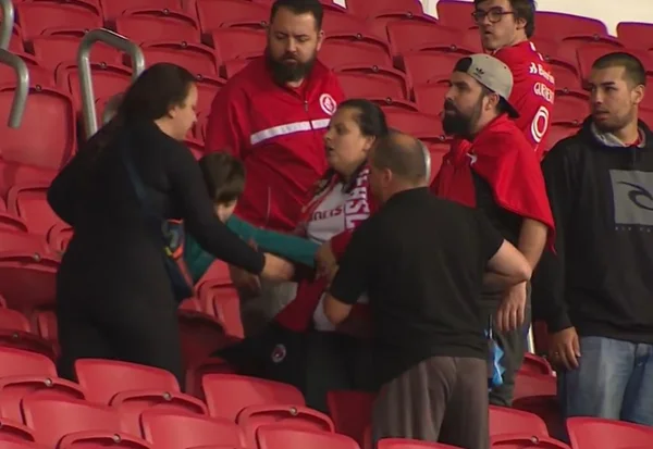 Mãe e filho são expulsos de arquibancada durante Gre-Nal. Veja o vídeo
