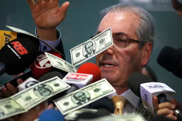 Manifestante joga balde de notas falsas de dólar na cabeça de Cunha