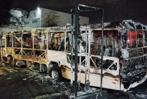 Fotografia colorida de ônibus incendiado na grande João Pessoa