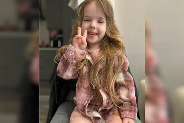 Foto mostra a pequena Harlow Gardner, que possuiu uma doença genética rara que só ela possui no mundo