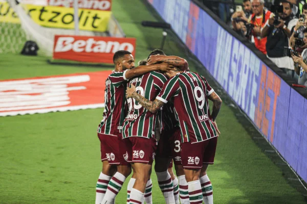 Jogadores do Fluminense comemorando gol diante do Vasco pela Copa do Brasil