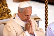 O novo papa Leão XIV com um anel de pescador e um pálio em sua posse na Praça de São Pedro