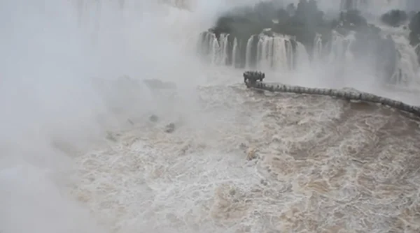 Foto colorida mostra vazão elevada de água nas Cataratas do Iguaçu (PR) - Metrópoles