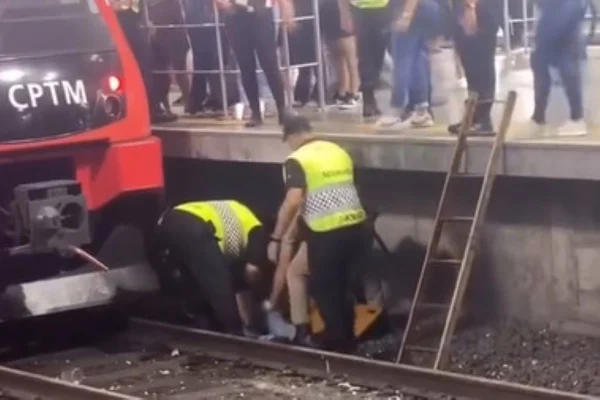 Vídeo: homem cai no vão entre trem e plataforma na estação Brás