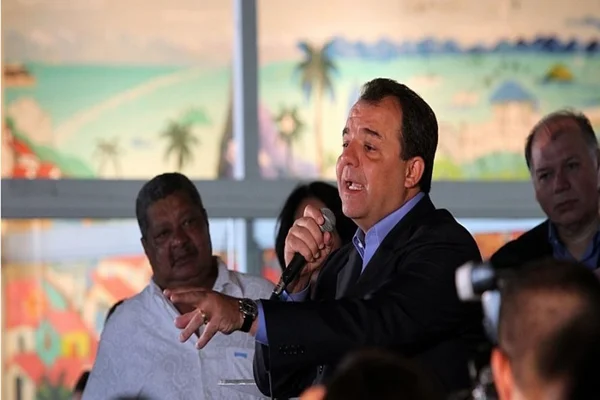 Cabral pede desculpas à população por ter feito uso de caixa dois