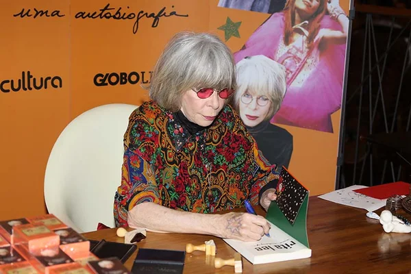 “Dropz”: novo livro de Rita Lee debate amor e cotidiano