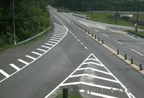 Imagem colorida mostra a rodovia Mogi-Bertioga após liberação - Metrópoles