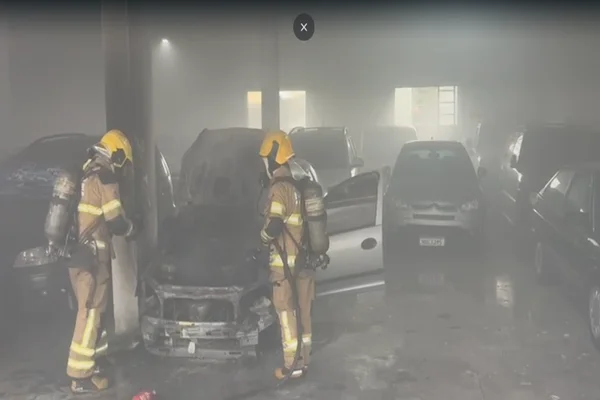 Bombeiros apagam incêndio em veículo