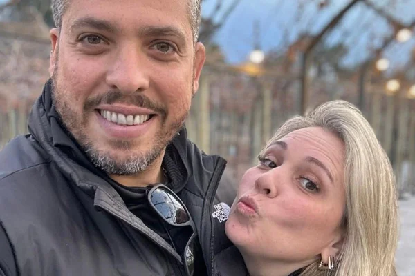 Rodrigo Amorim e a esposa, nomeada no TCE-RJ