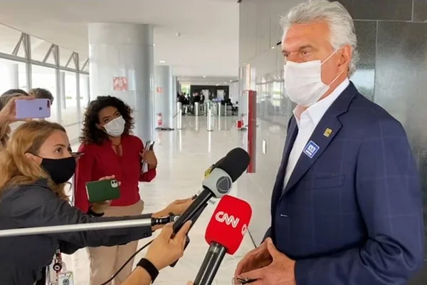 Vacina não pode ser transformada em “corrida maluca”, dispara Caiado