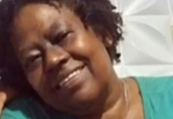 mulher negra sorrindo