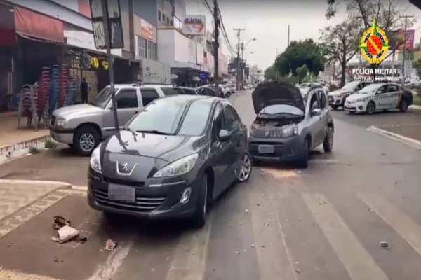 Carros amassados após batida
