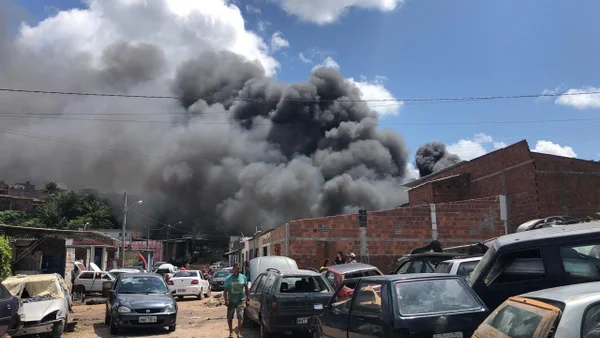 Depósito de pneus pega fogo na Paraíba e gera coluna de fumaça
