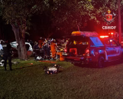 Dois PMs morreram após o carro em que estavam, um Hyundai HB20 branco, bater contra uma árvore no canteiro central de uma via no Setor de Clubes Esportivo Sul Dois PMs morreram após o carro em que estavam, um Hyundai HB20 branco, bater contra uma árvore no canteiro central de uma via no Setor de Clubes Esportivo Sul