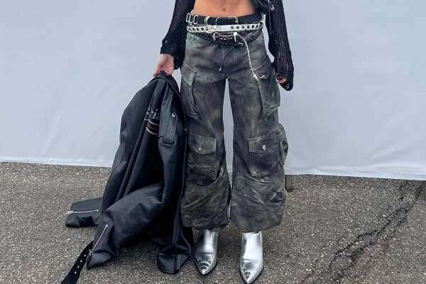 Malu Borges usa calça cargo