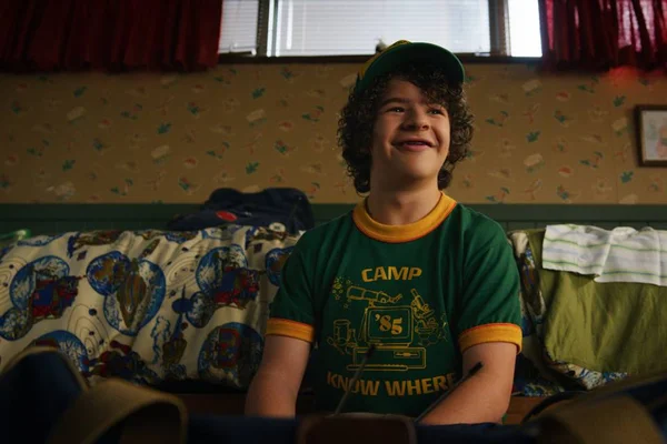 Sem gravar série, estrela de Stranger Things trabalha em restaurante