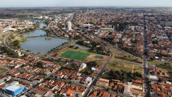 Imagem aérea colorida da cidade de Barretos, no interior de SP