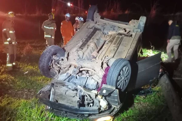 Motorista capota o carro e morre na BR-020, sentido Formosa