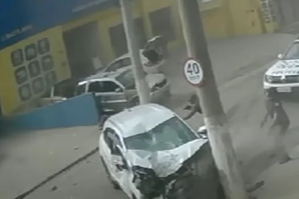 Imagem colorida de carro batido em poste. Suspeito foi preso na sequência - Metrópoles