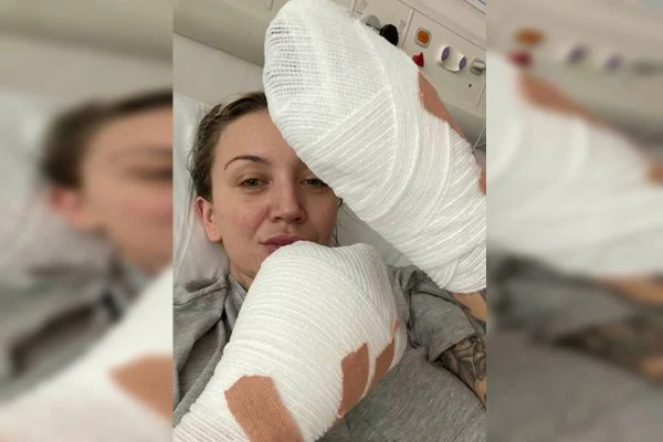 Mulher com mãos enfaixadas