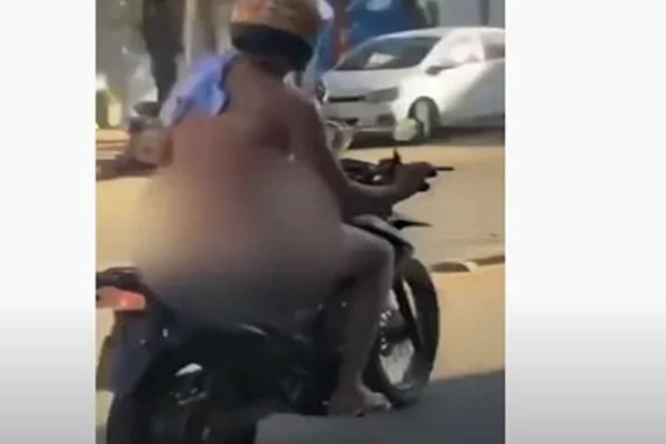 Peladão: homem é flagrado pilotando moto só de capacete. Veja a cena