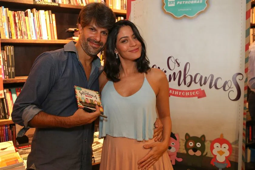 Carol Castro prestigia noite de autógrafos do namorado, Felipe Prazeres, em Ipanema, Rio Carol Castro prestigia noite de autógrafos do namorado, Felipe Prazeres, em Ipanema, Rio