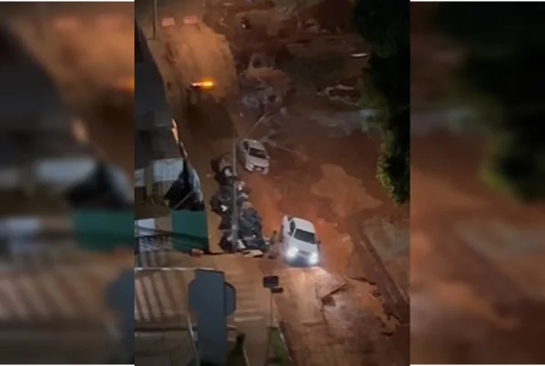 Tubulação rompe e deixa carros atolados em via do DF