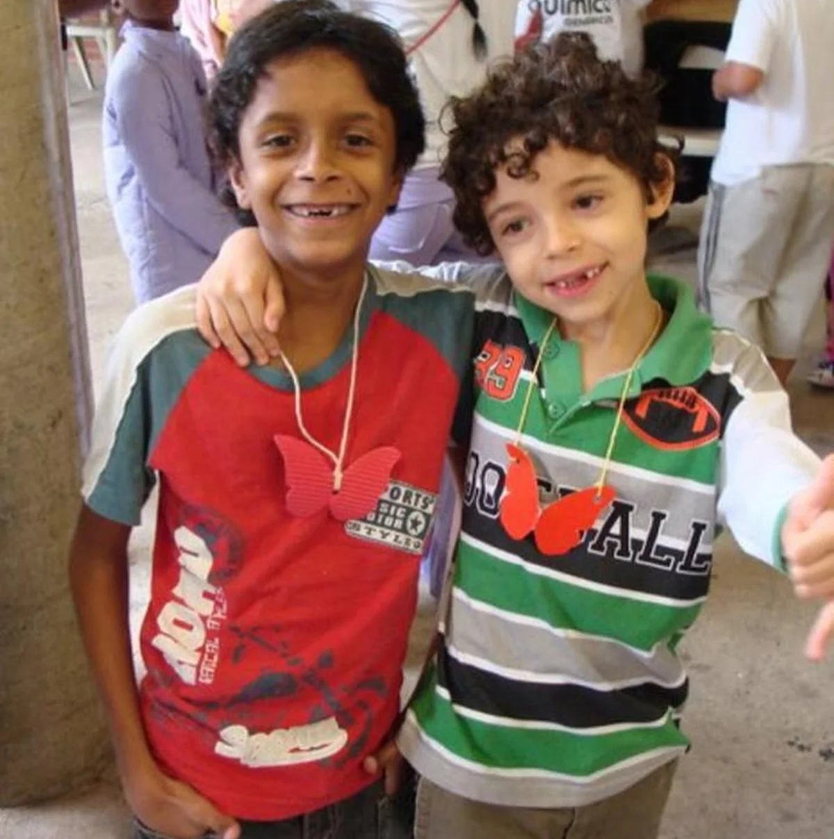 Lucas, filho de Ju Colombo, posa com colega de infância Lucas, filho de Ju Colombo, posa com colega de infância