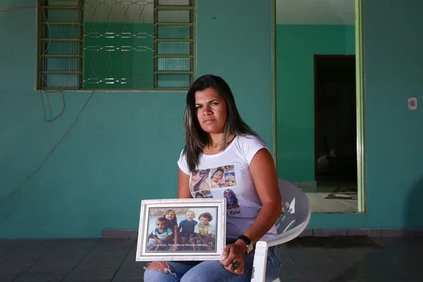 Depois de perder os 4 filhos em acidente, mulher pode ficar sem a casa