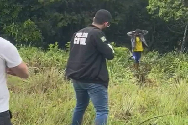 A Polícia Civil do Estado de Goiás (PCGO), por meio do Grupo Especial de Investigação Criminal (GEIC) de Cristalina, prendeu, na manhã desta quinta-feira (24/10), um homem acusado de assassinar sua ex-companheira. O feminicídio ocorreu em 13 de outubro, quando o corpo da vítima foi encontrado em um terreno baldio no bairro Zona Sul Nova, em Cristalina (GO), Entorno do Distrito Federal.