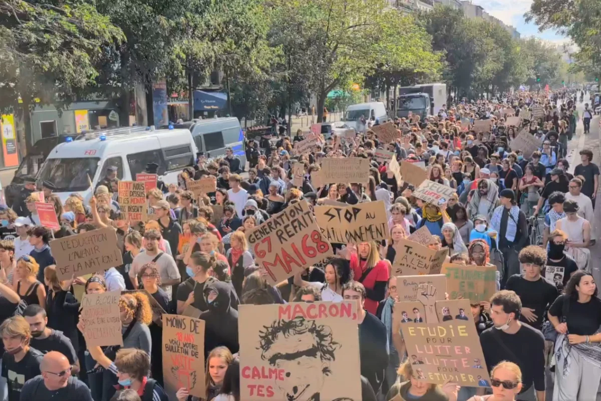 Onda de protestos fecha mais de 800 escolas e provoca confrontos na França