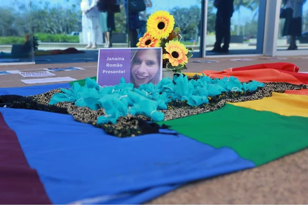 Emoção em ato dedicado à Janaína Romão, morta a facadas pelo ex-marido