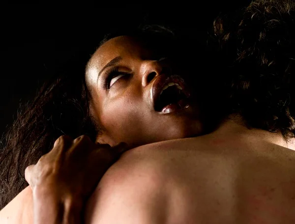 Seis sinais dados pelo corpo feminino na hora do orgasmo